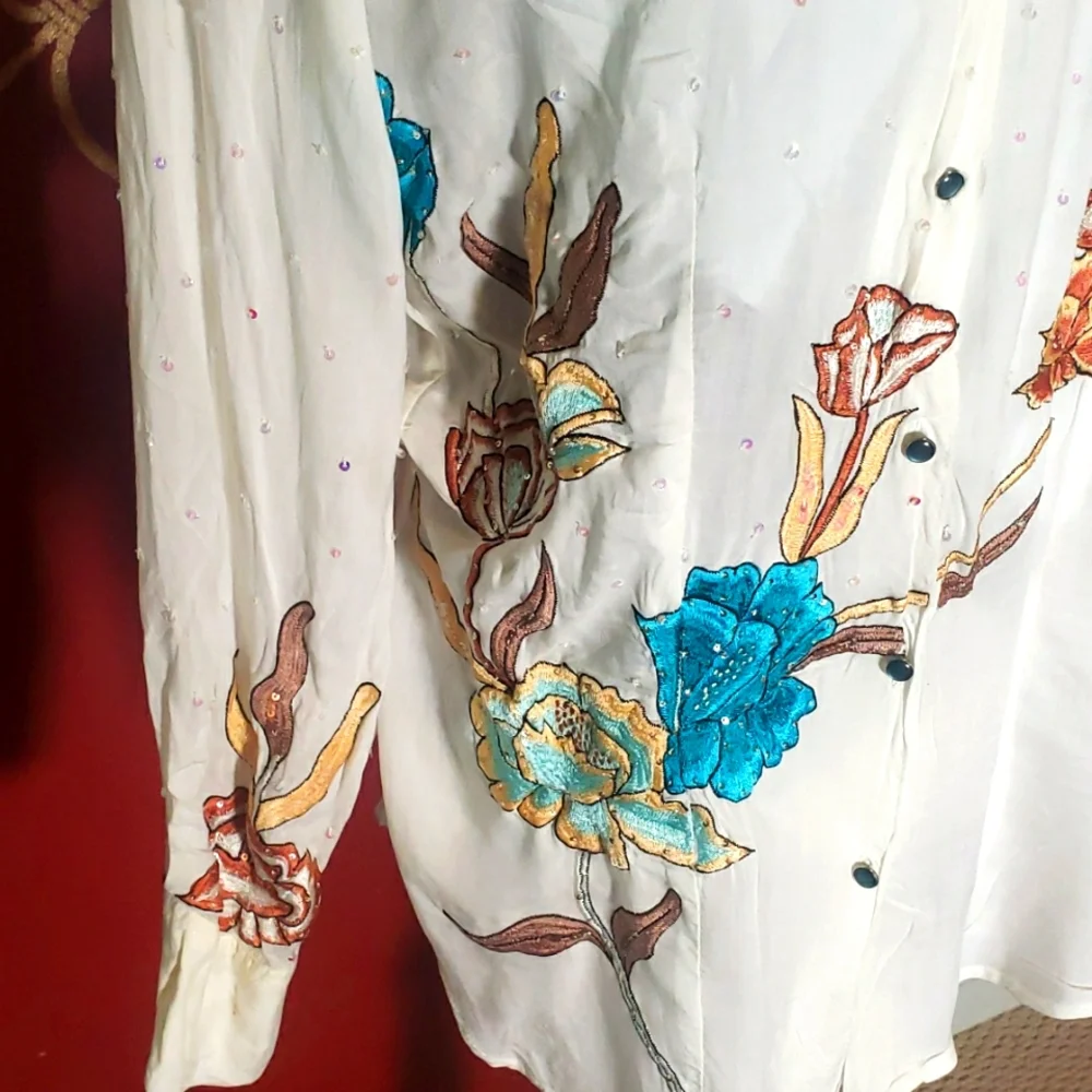 Vintage collection blouse. - Picture 4 of 8